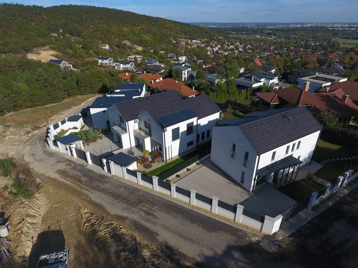 Ürömhegyi Road Homes — 4